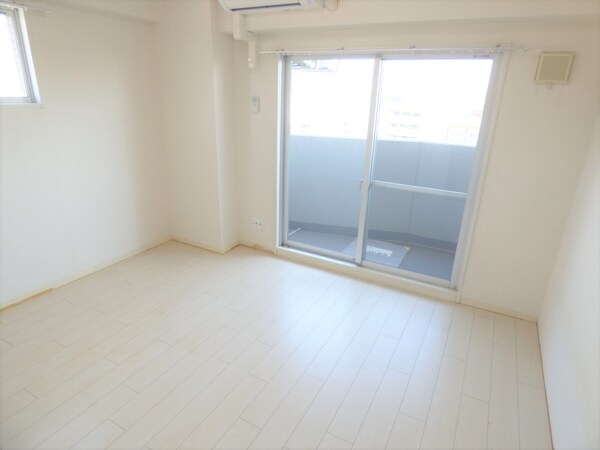 居室(白を基調とした明るい洋室)