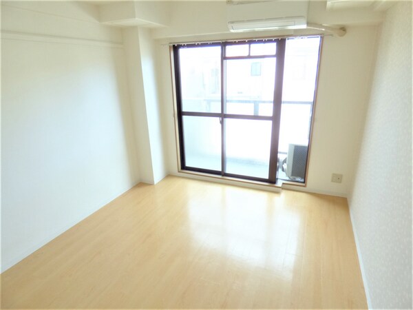 居室(明るい洋室)