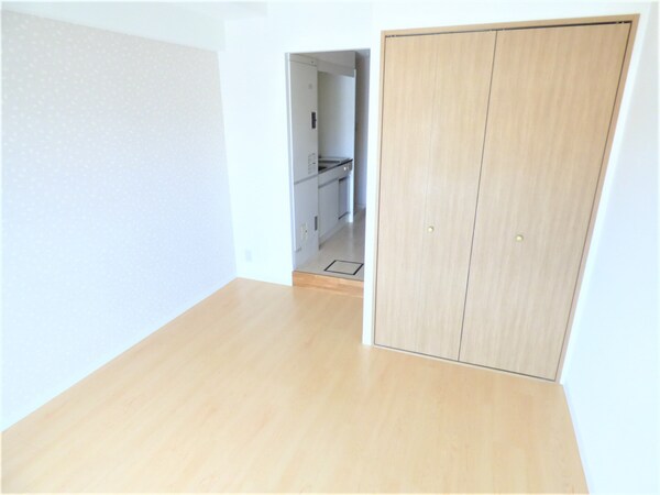 居室(明るい洋室)