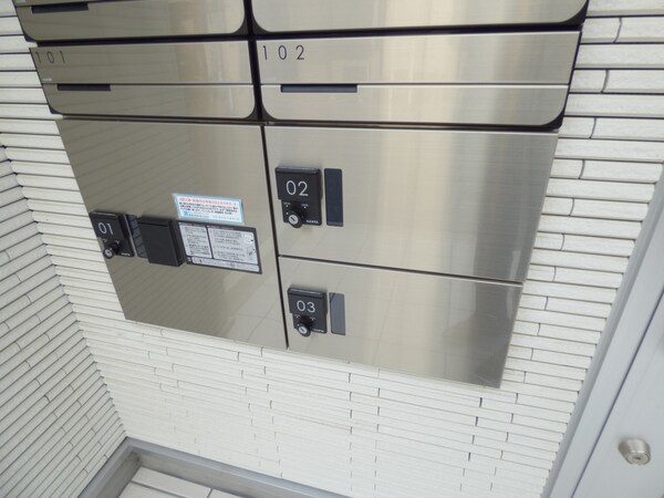 エントランス(荷物がいつ届いても安心の宅配ボックス)