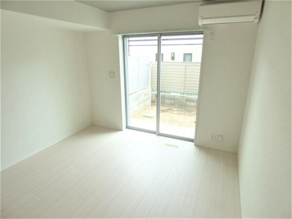 居室(キレイな洋室)