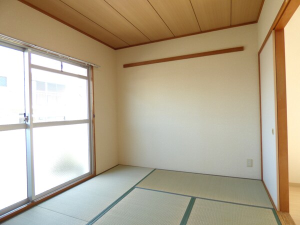居室(明るい和室)
