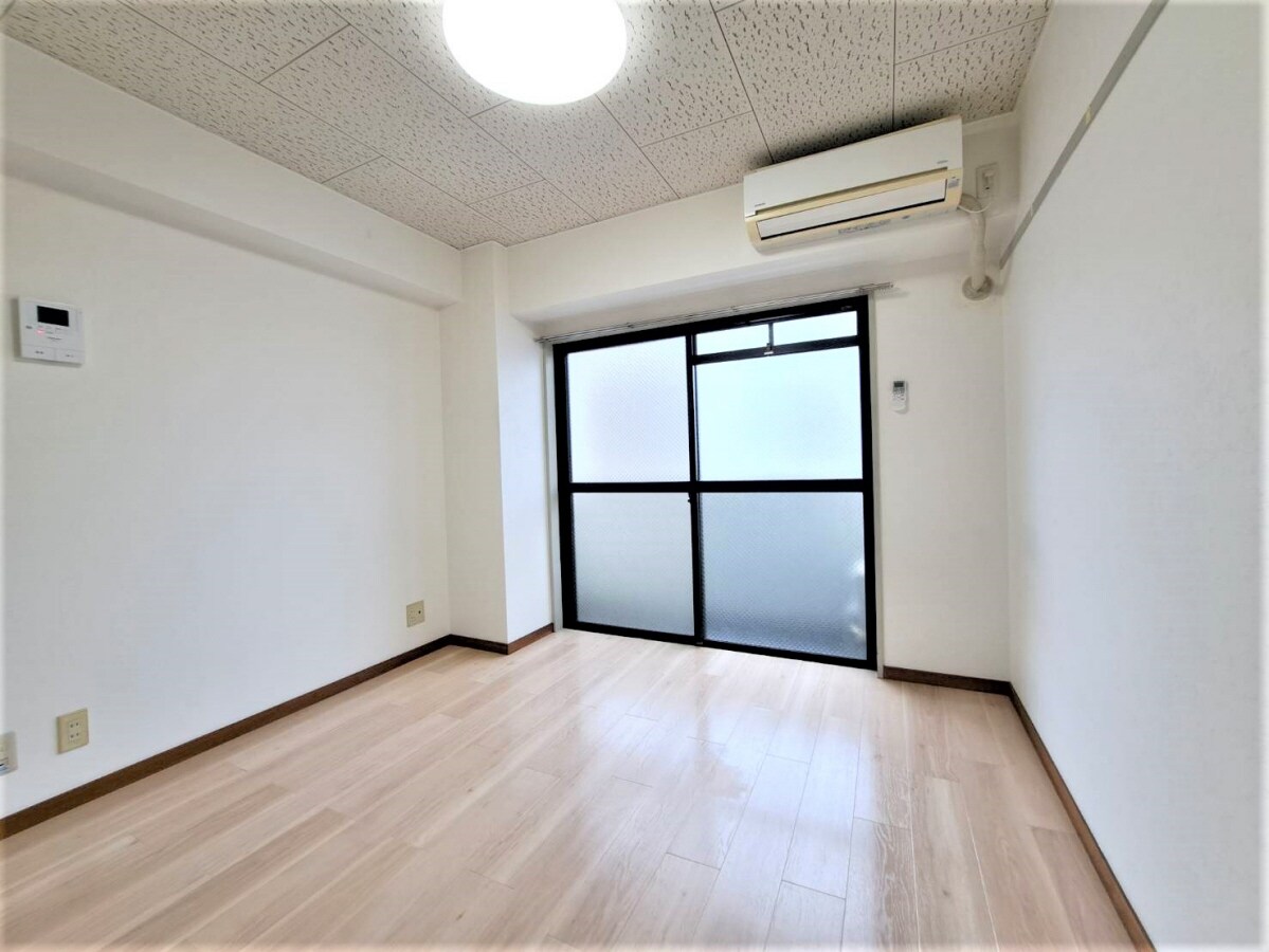 物件内観写真6　(キレイな洋室)