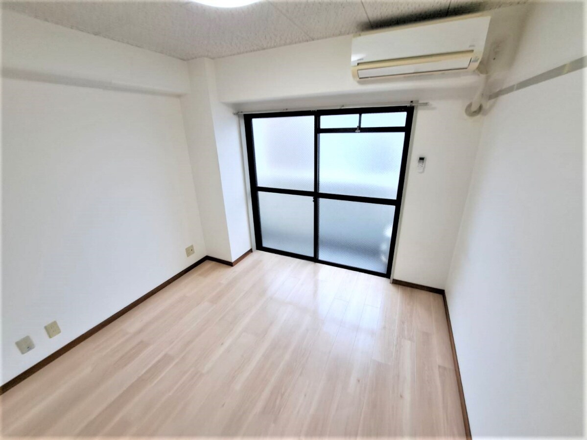 物件内観写真24　(明るい洋室)