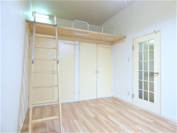 居室(天窓があり明るい洋室)