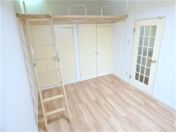 居室(明るい洋室)