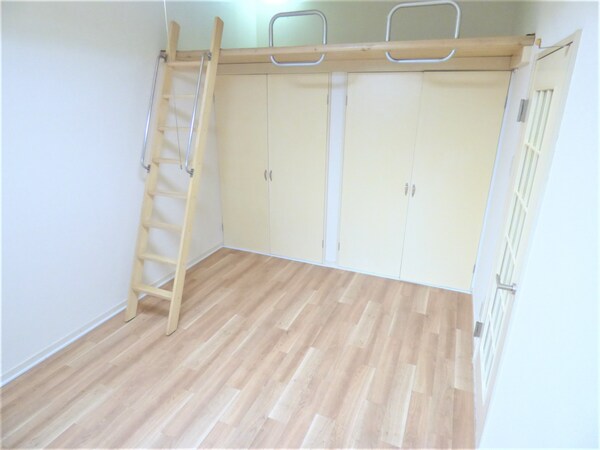 居室(アクセントクロスがオシャレな洋室)