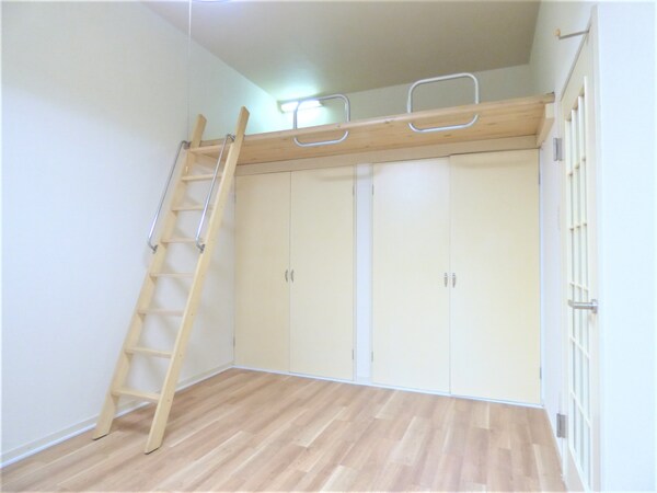 居室(明るい洋室)