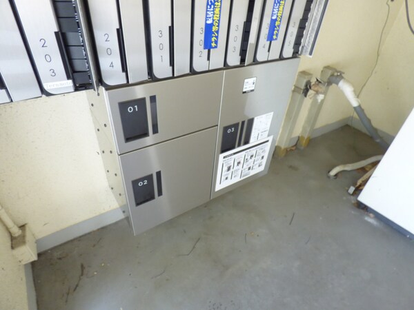 エントランス(宅配ボックス新設)