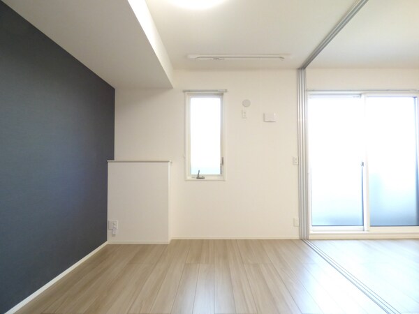 居室(アクセントクロスがオシャレな洋室)