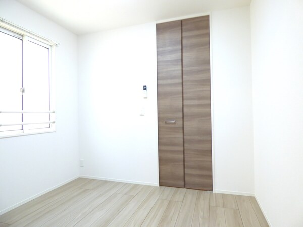 居室(明るい洋室)