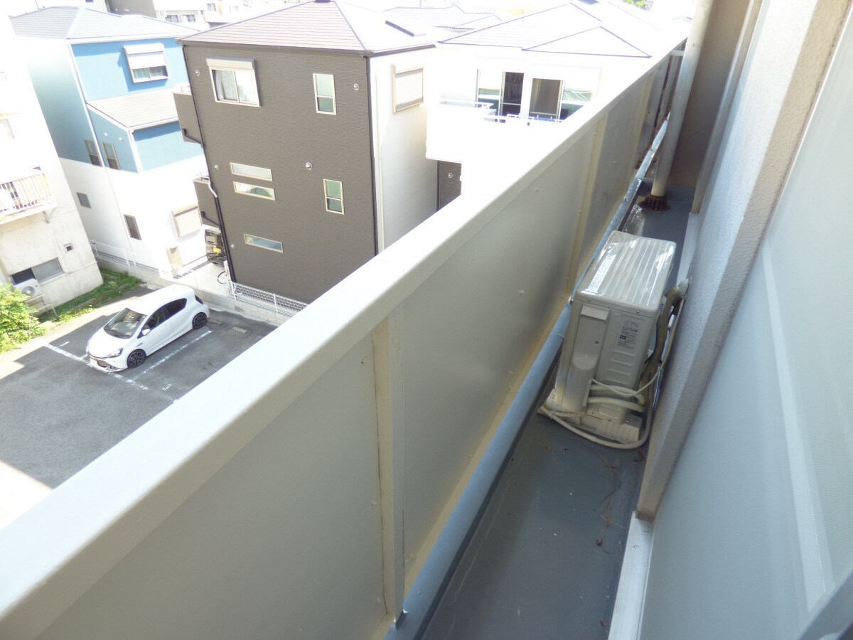 物件内観写真13　(南東向きバルコニーで日当たり良好)