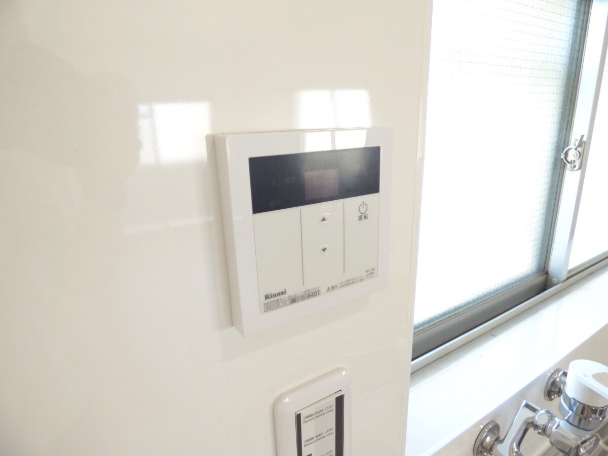物件内観写真14　(給湯器リモコン)