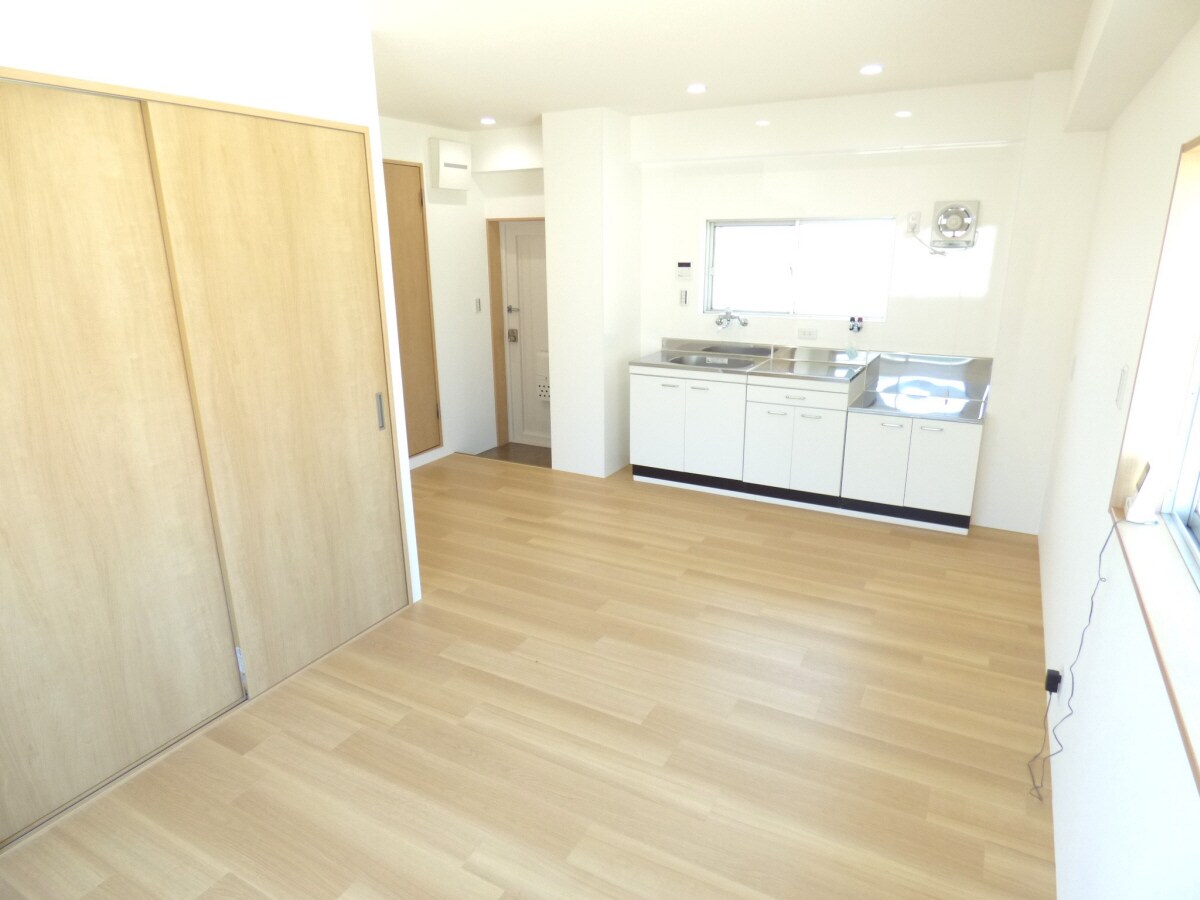 物件内観写真16　(広々としたリビング)