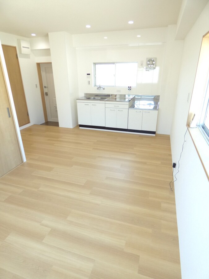 物件内観写真19　(リノベーション済みのキレイなリビング)