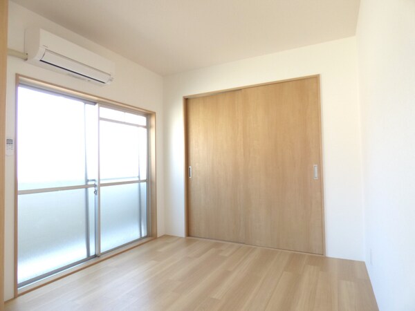 居室(キレイなフローリング)