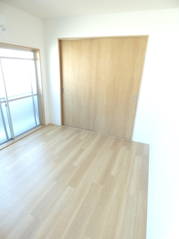 居室(明るい洋室)