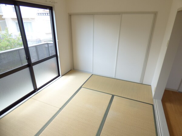 居室(明るい和室)