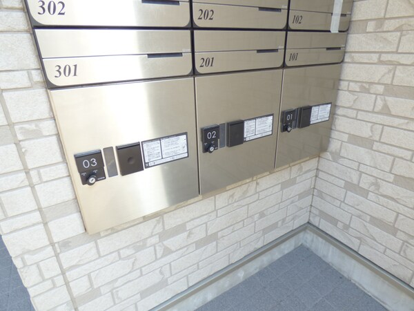 エントランス(荷物がいつ届いても安心の宅配ボックス)