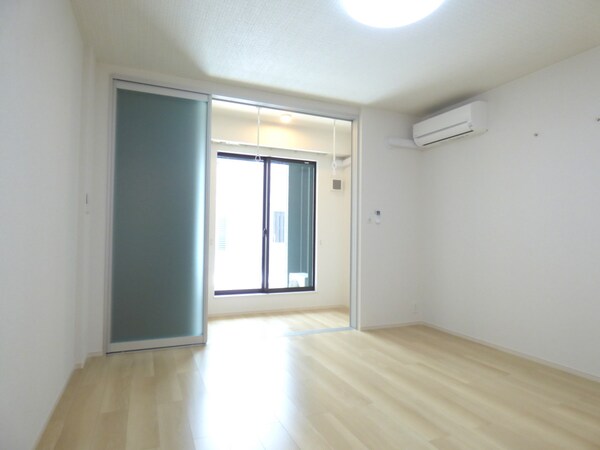 居室(広々とした洋室)