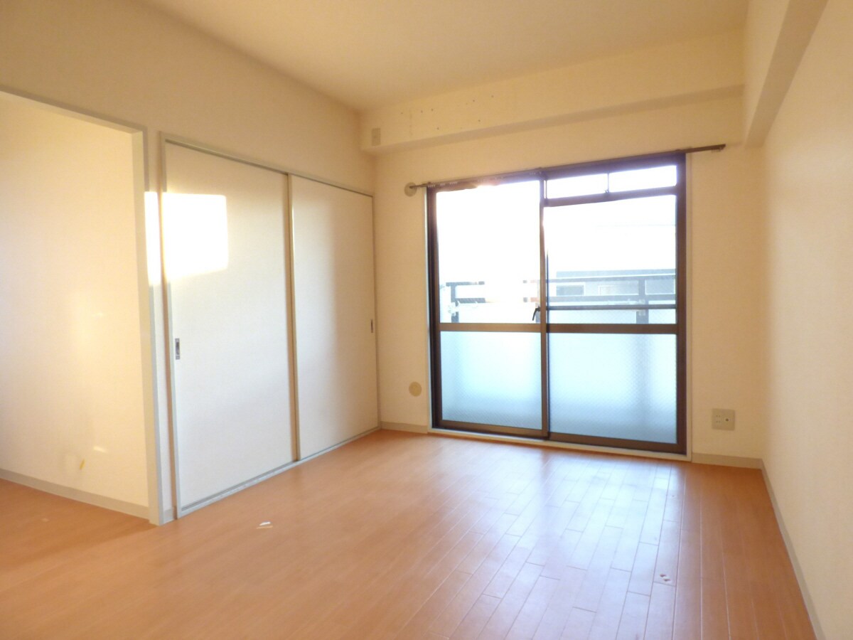 物件内観写真3　(明るいリビング)