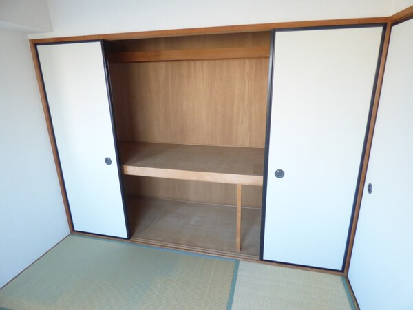 収納(壁一面ある大きな押入)