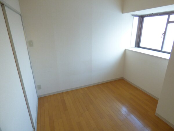 居室(明るい洋室)