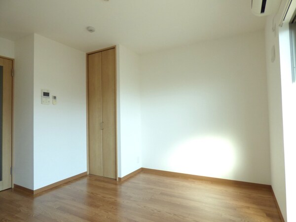 居室(明るい洋室)