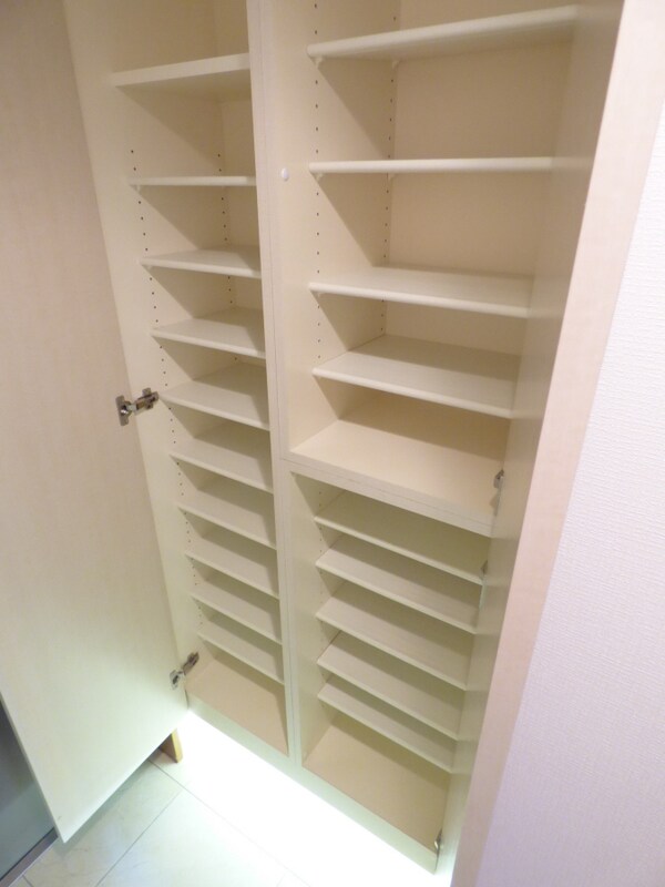 玄関(トールタイプのシューズボックス付)