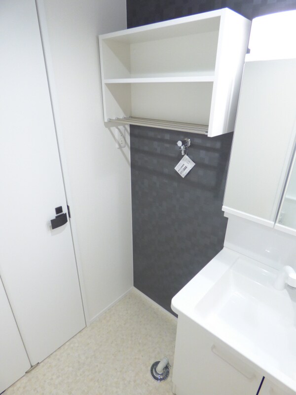 洗面所(上部収納棚のある室内洗濯機置場)