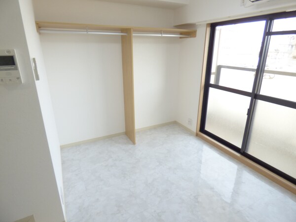 居室(リノベーション済みのキレイな洋室)