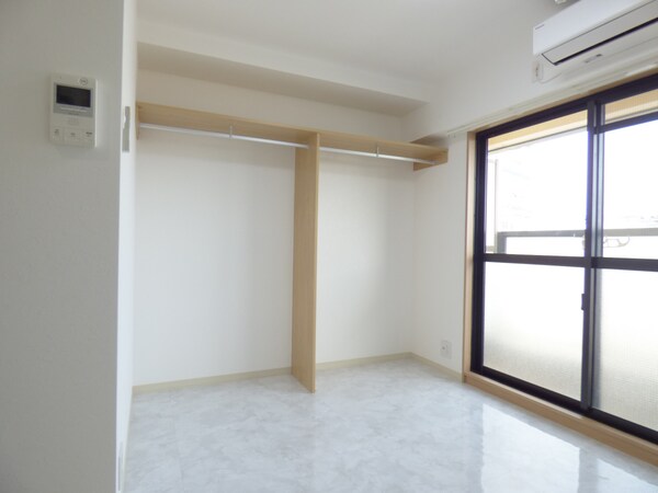 居室(リノベーション済みのキレイな洋室)