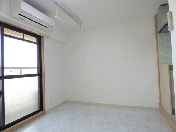 居室(白を基調とした明るい洋室)