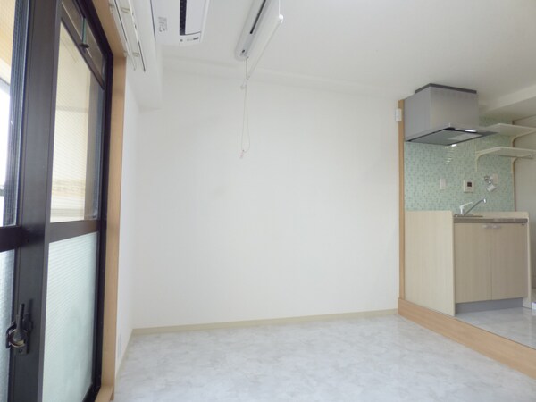 居室(オシャレな床材の洋室)