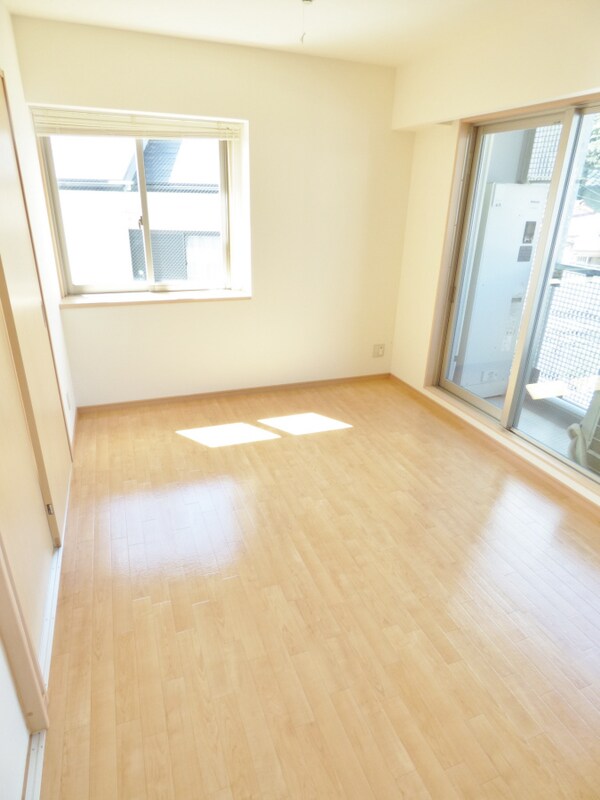 リビング(出窓付２面採光の明るいリビング)