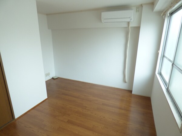 居室(キレイなフローリング)