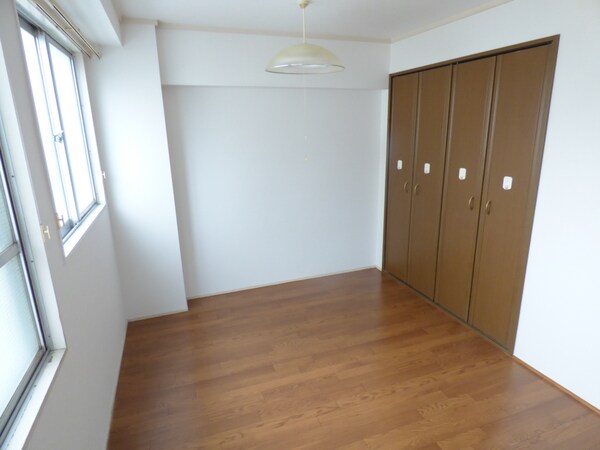 居室(明るい洋室)