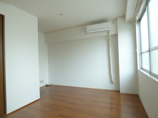 居室(キレイなフローリング)