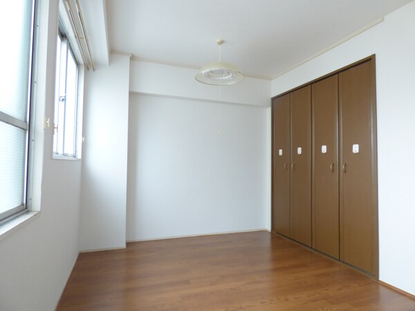 居室(明るい洋室)