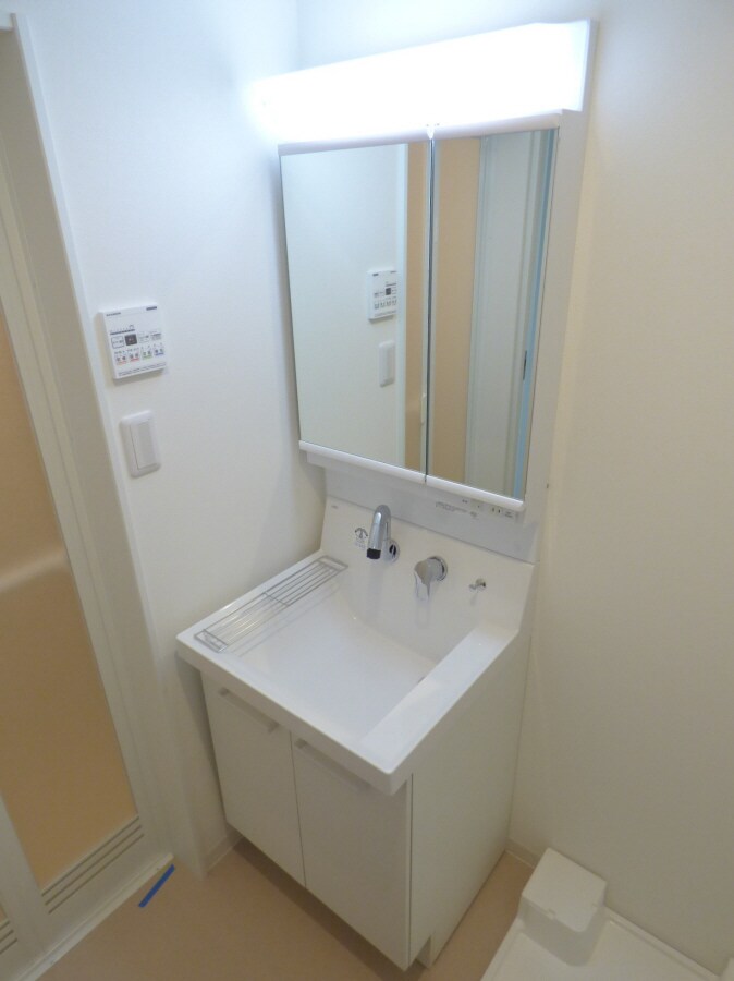 物件内観写真7　(広々とボウル＆くるくる水栓付洗面化粧台)