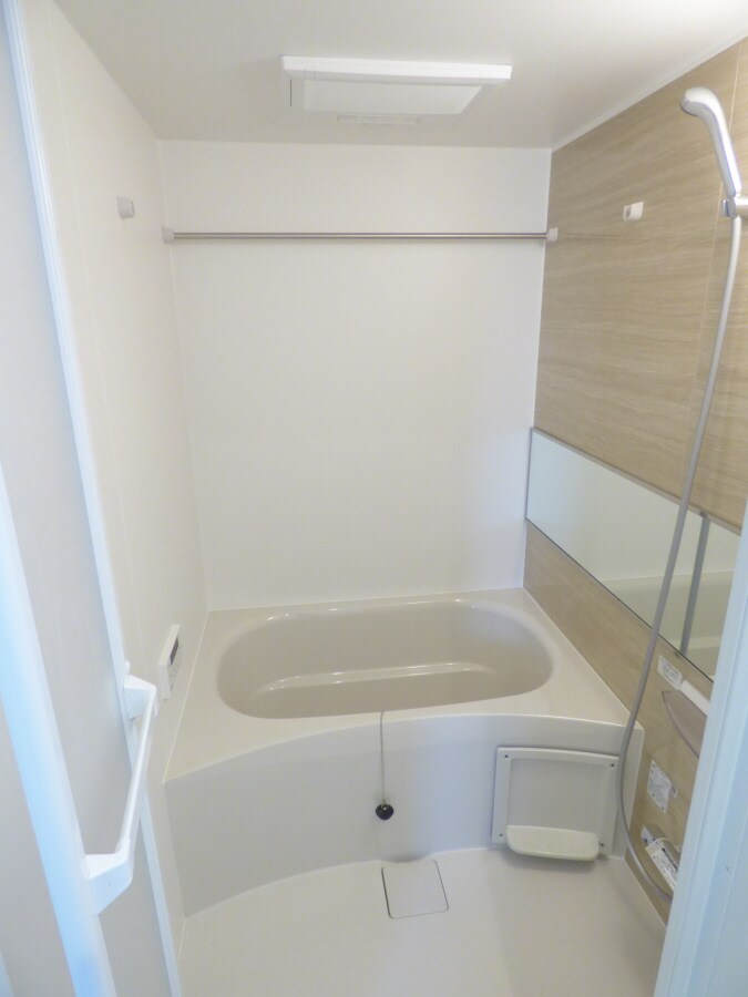 物件内観写真5　(自動湯張り・追い焚き機能付バス)