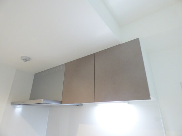 キッチン(スタイリッシュなレンジフード＆キッチン収納)