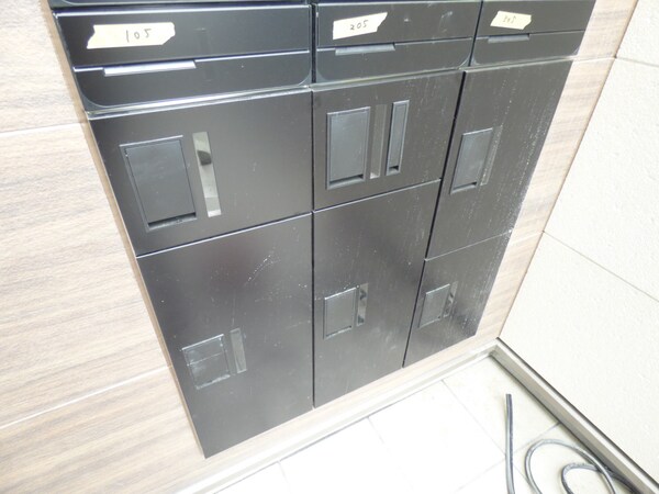 エントランス(荷物がいつ届いても安心の宅配ボックス完備)