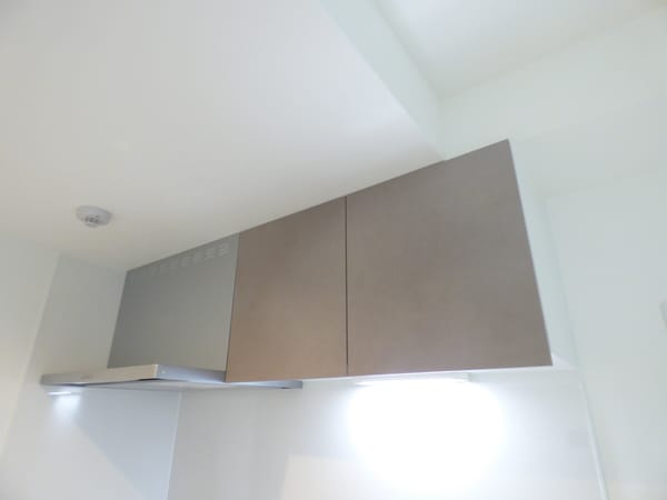 キッチン(スタイリッシュなレンジフード＆キッチン収納)