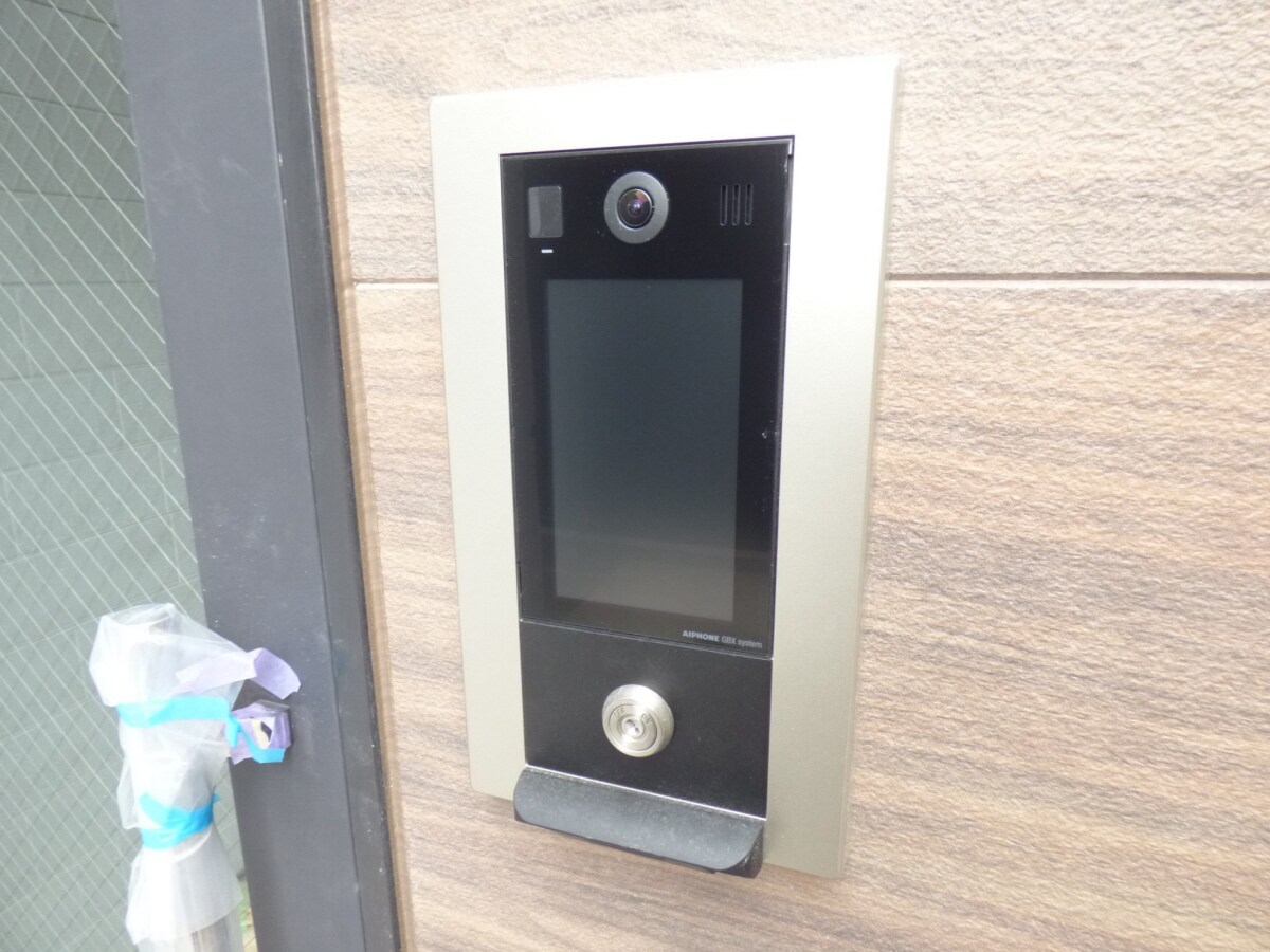 物件外観写真2　(安心のオートロック完備)