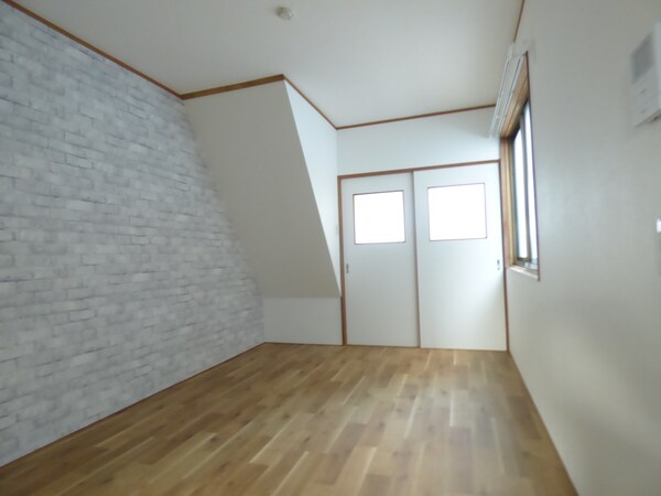 その他部屋・スペース(アクセントクロスがオシャレな１階洋室)