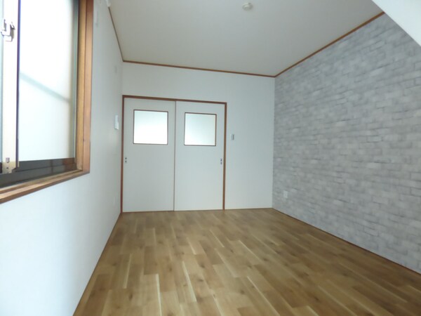 居室(アクセントクロスがオシャレな１階洋室)