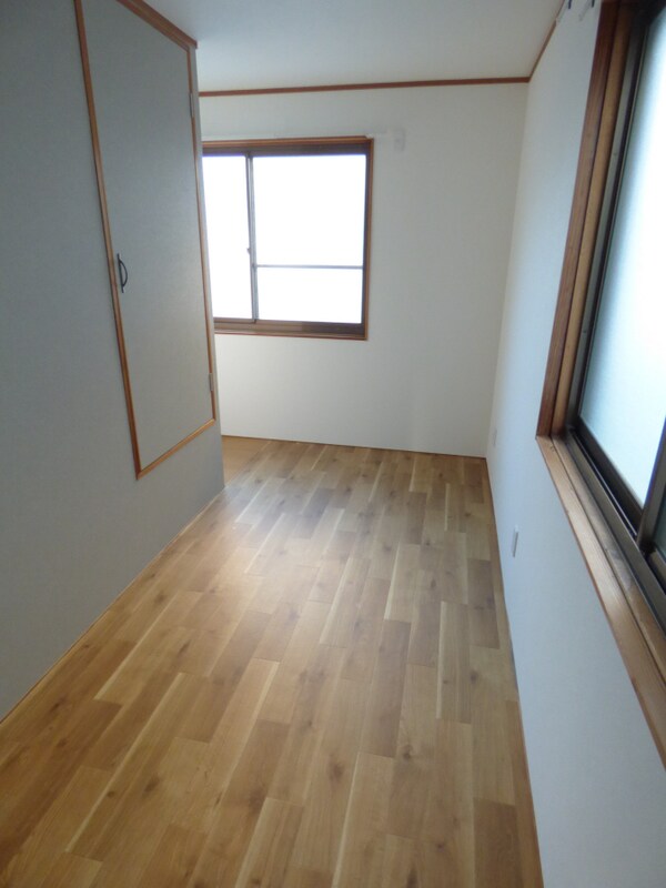 居室(２面採光で明るい２階洋室)