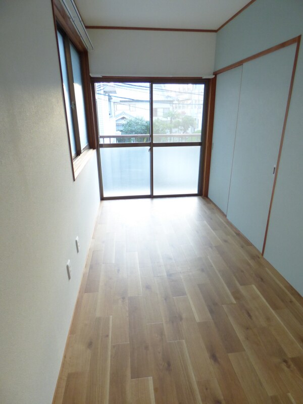 居室(２面採光で明るい２階洋室)