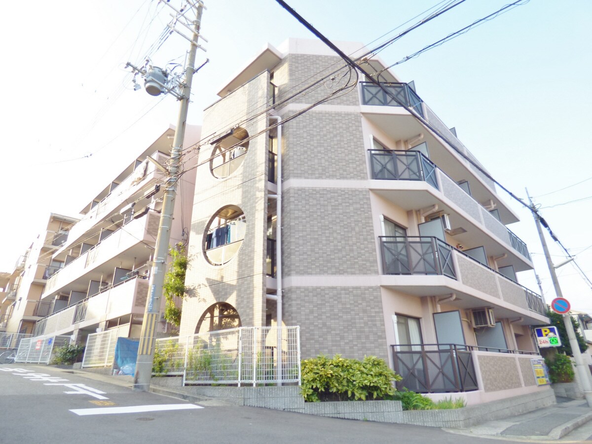 物件外観写真1　(タイル張りのオシャレなマンション)